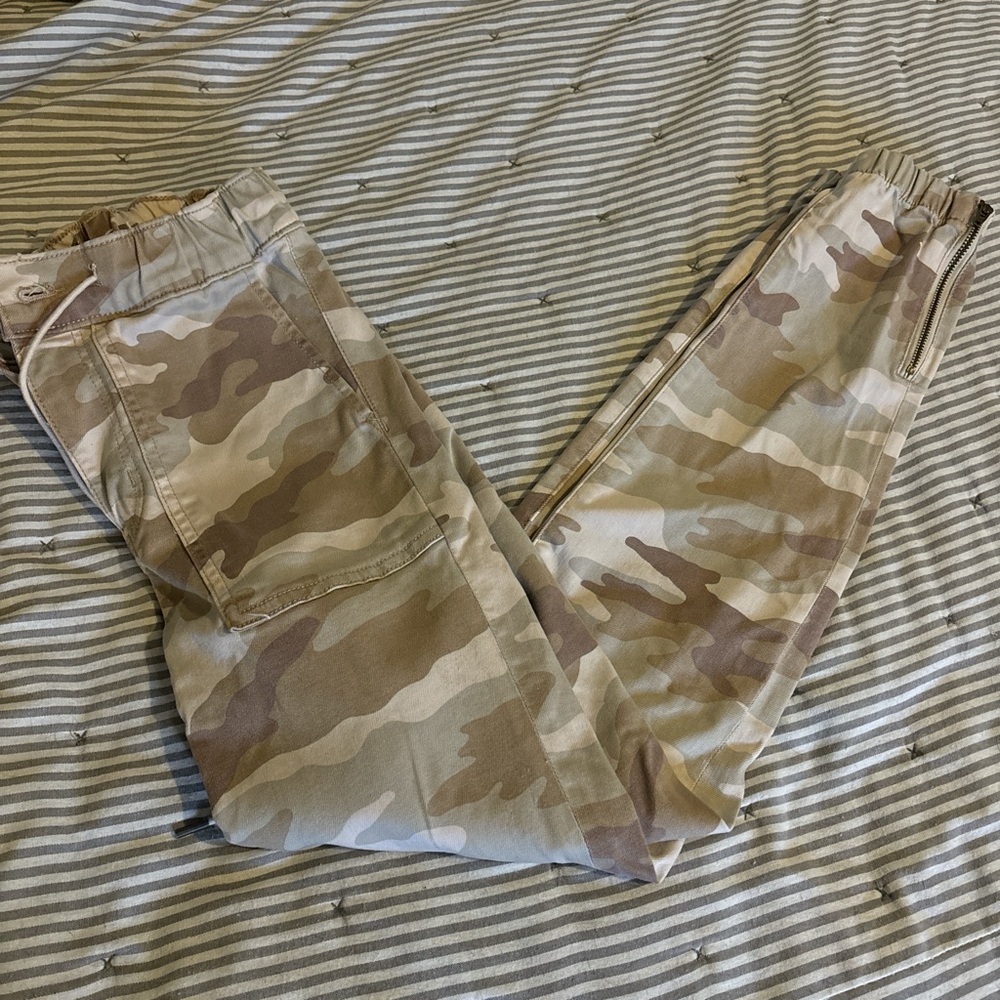 XS American Eagle Camo Cargo Pants